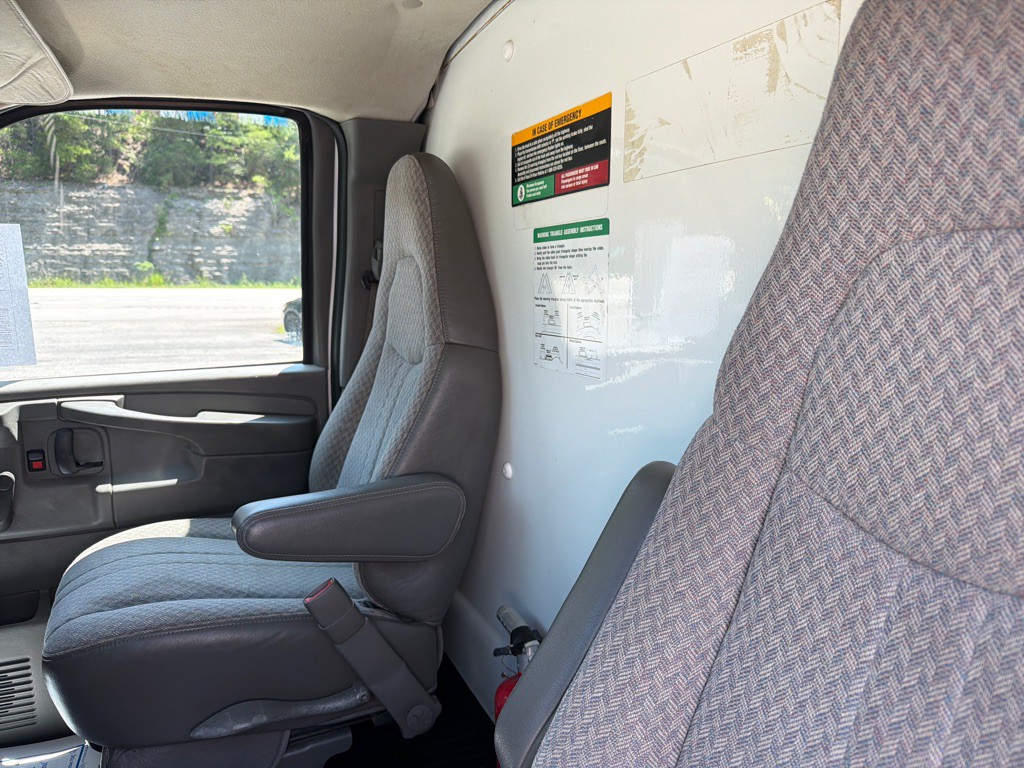 2004 GMC Savana Image 7