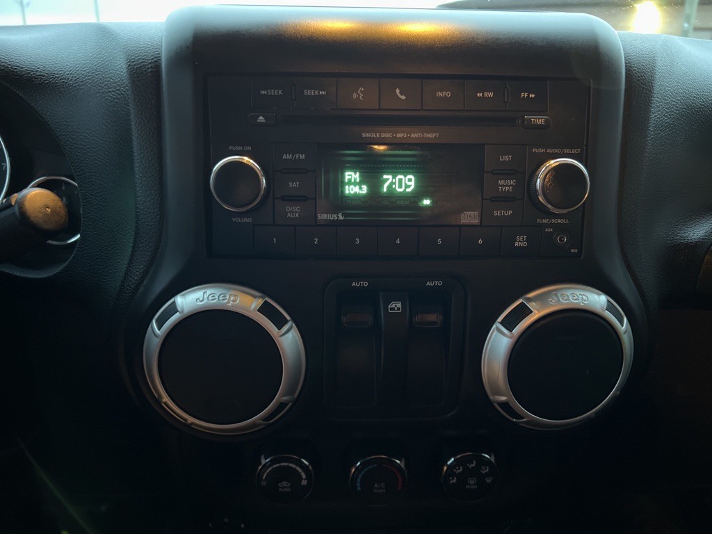 2013 Jeep Wrangler Image 25