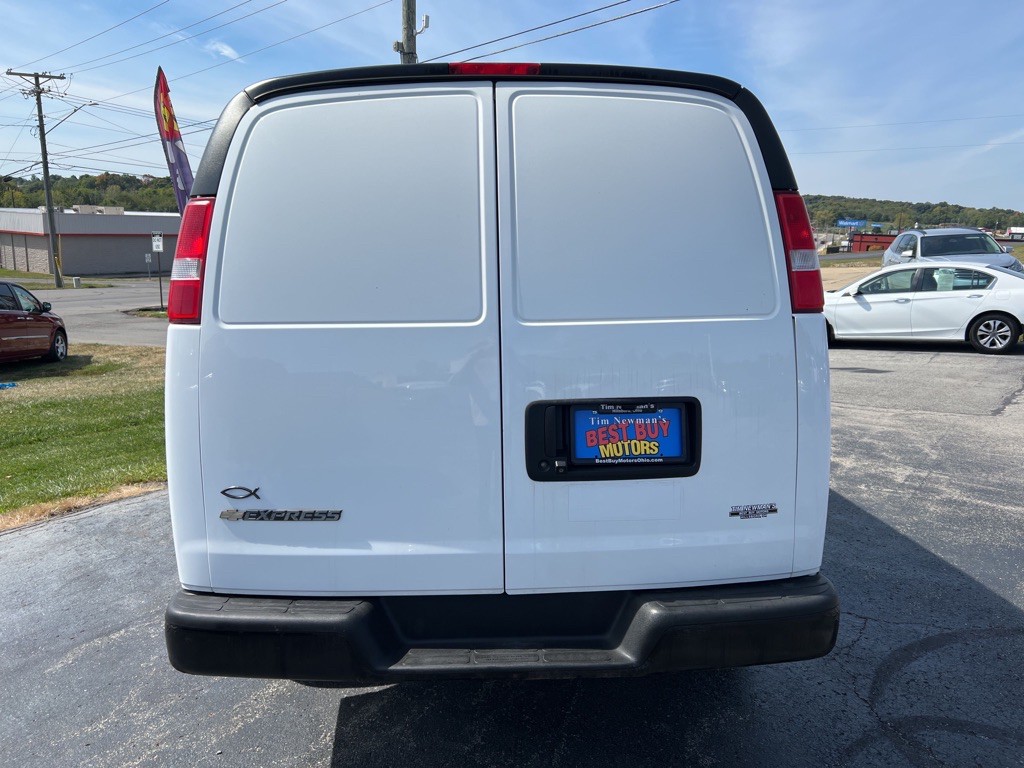 2017 Chevrolet Express Image 6
