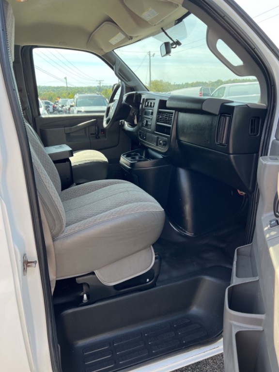 2017 Chevrolet Express Image 41