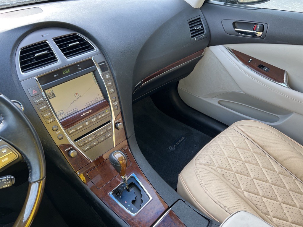 2010 Lexus ES Image 40