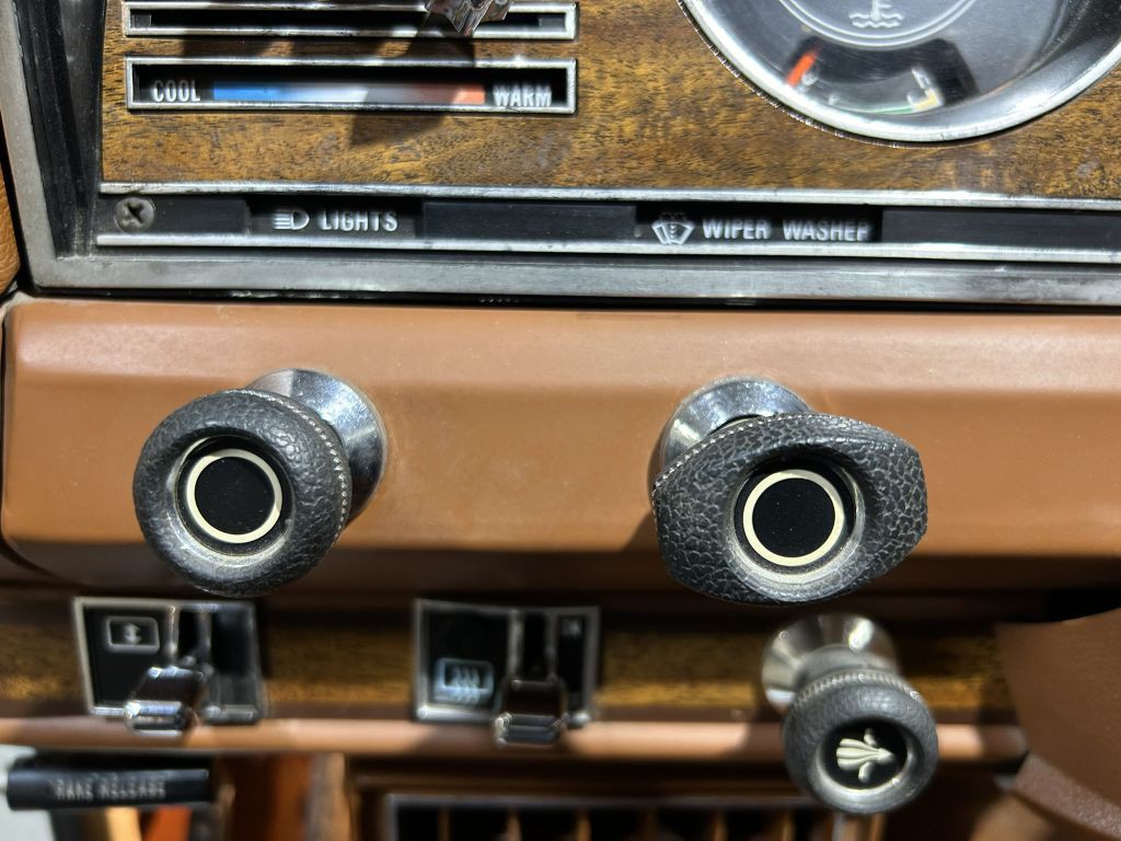 1982 Jeep Wagoneer Image 36