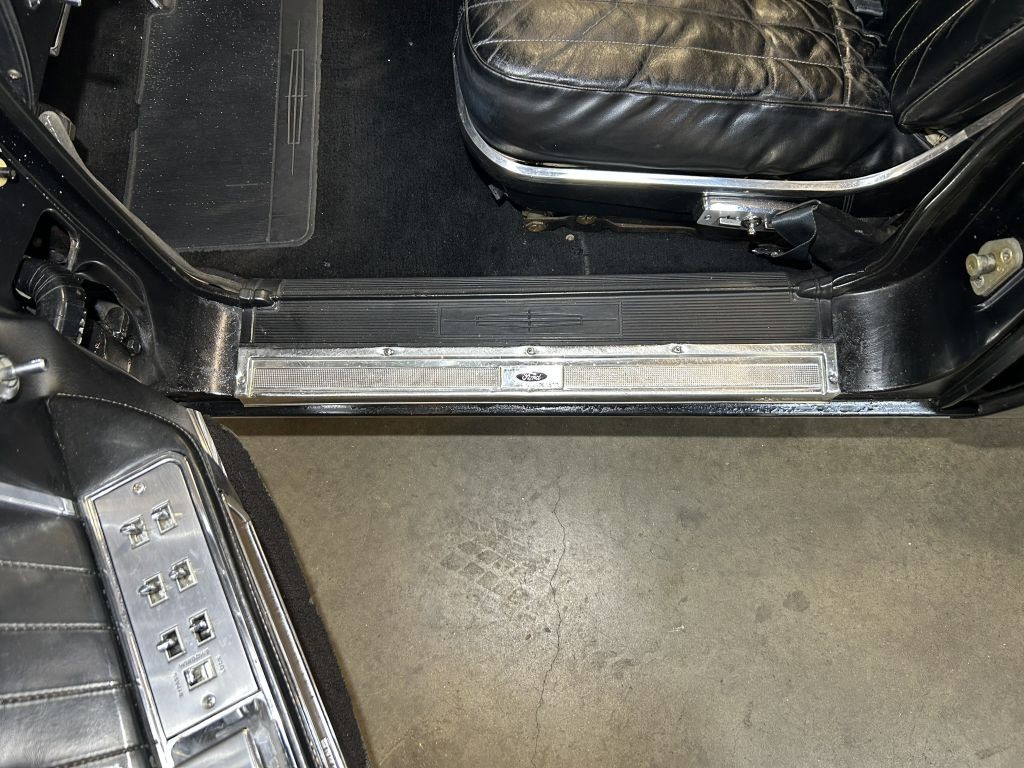 1965 Lincoln Continental Image 38
