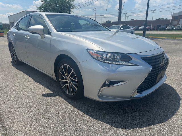 2017 Lexus ES Image 1