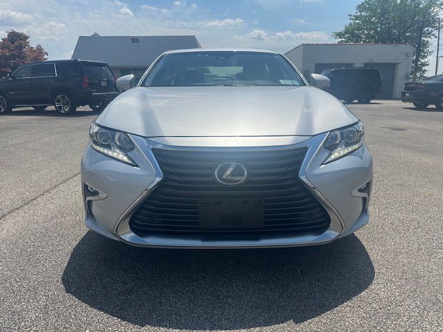 2017 Lexus ES Image 2