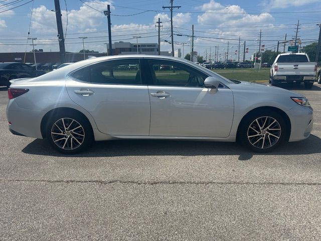 2017 Lexus ES Image 4