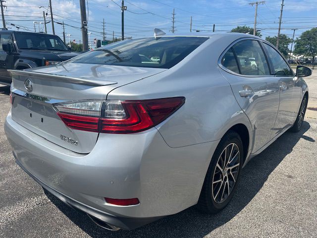 2017 Lexus ES Image 5