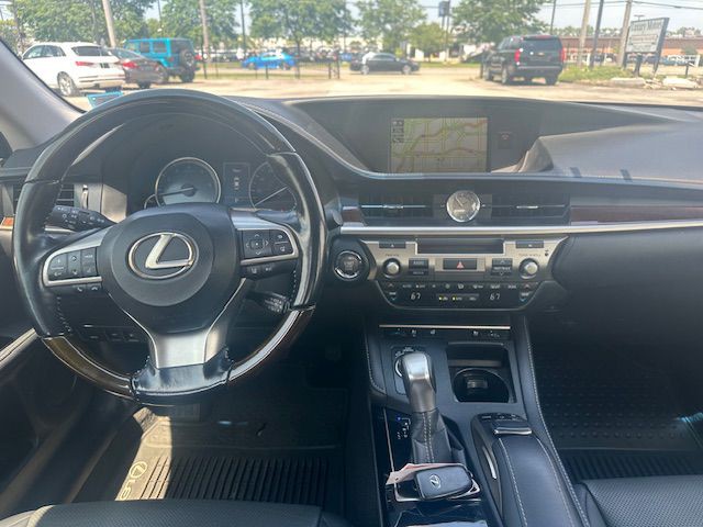 2017 Lexus ES Image 11