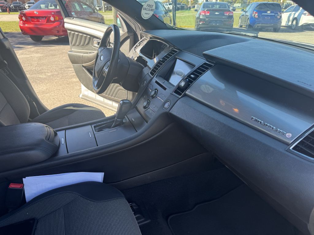 2017 Ford Taurus Image 9