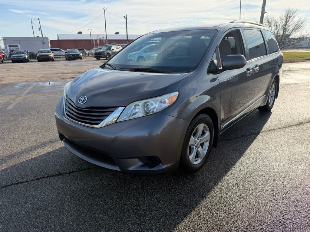 2017 Toyota Sienna Image 2