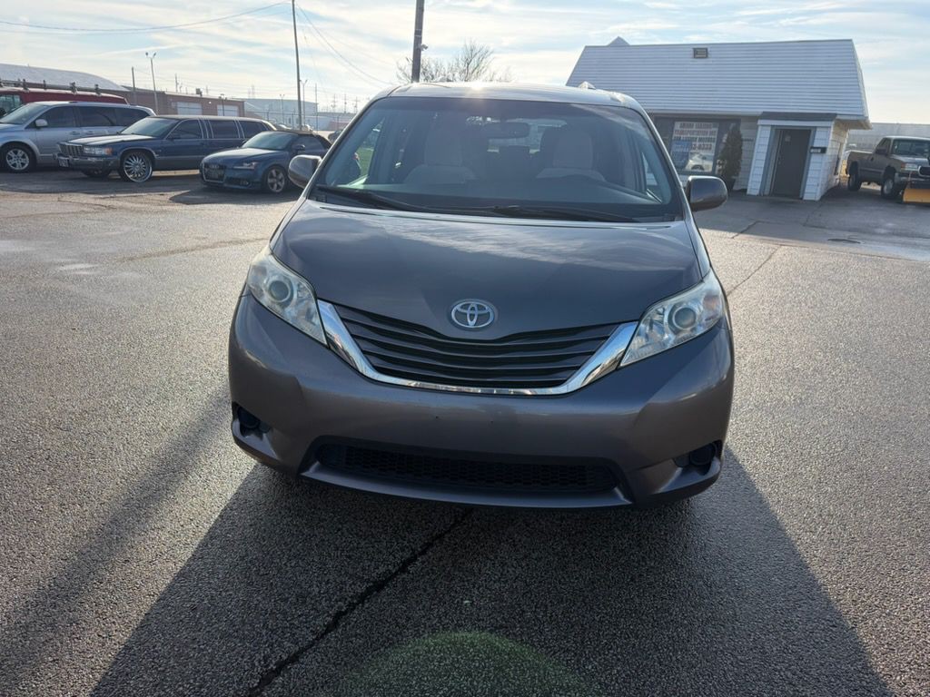 2017 Toyota Sienna Image 3