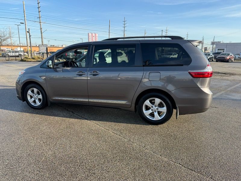 2017 Toyota Sienna Image 4