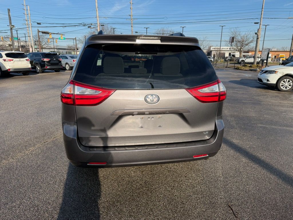 2017 Toyota Sienna Image 5