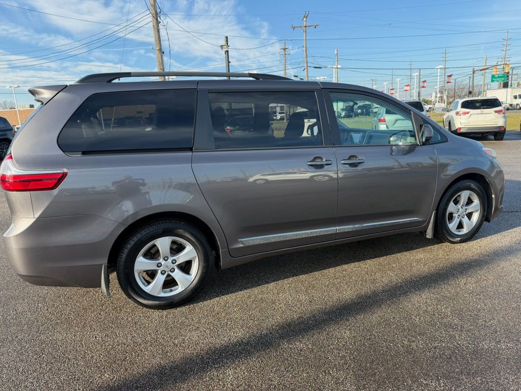 2017 Toyota Sienna Image 6