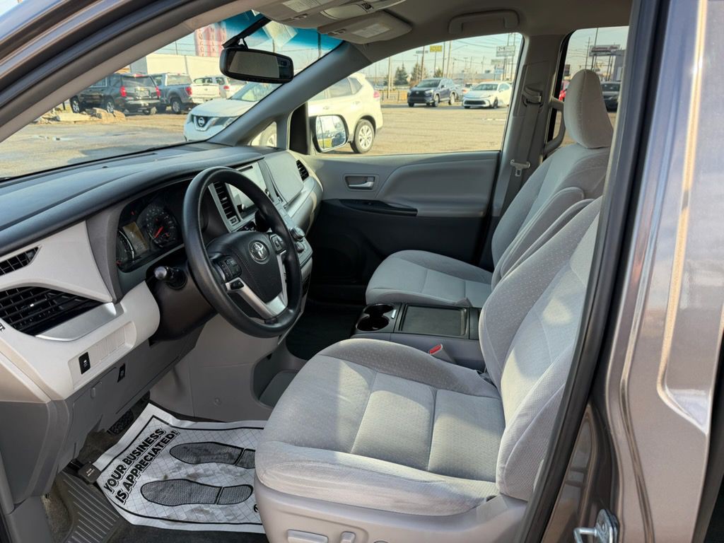 2017 Toyota Sienna Image 7