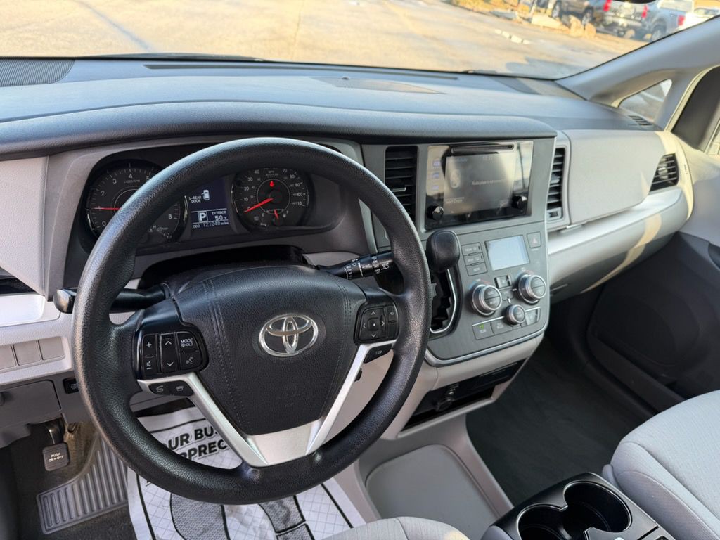 2017 Toyota Sienna Image 9