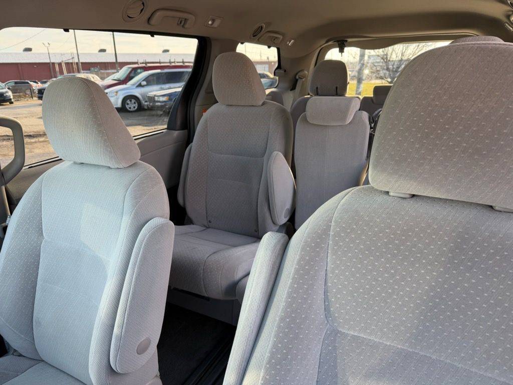 2017 Toyota Sienna Image 10