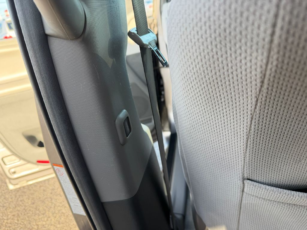 2017 Toyota Sienna Image 12