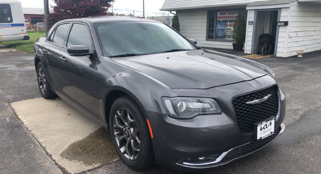 2016 Chrysler 300 Image 2