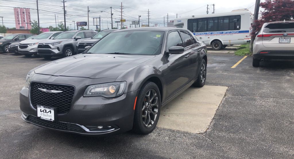 2016 Chrysler 300 Image 3