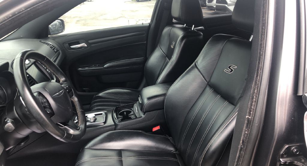 2016 Chrysler 300 Image 8