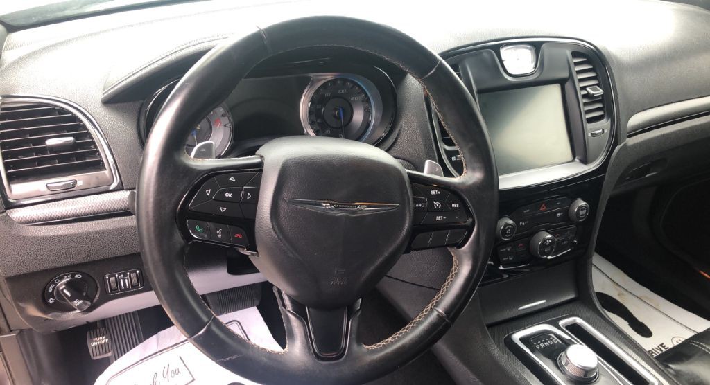 2016 Chrysler 300 Image 9