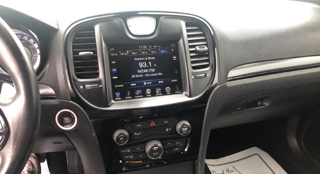 2016 Chrysler 300 Image 10