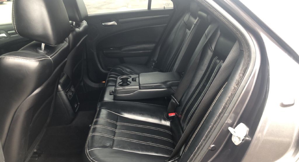 2016 Chrysler 300 Image 12