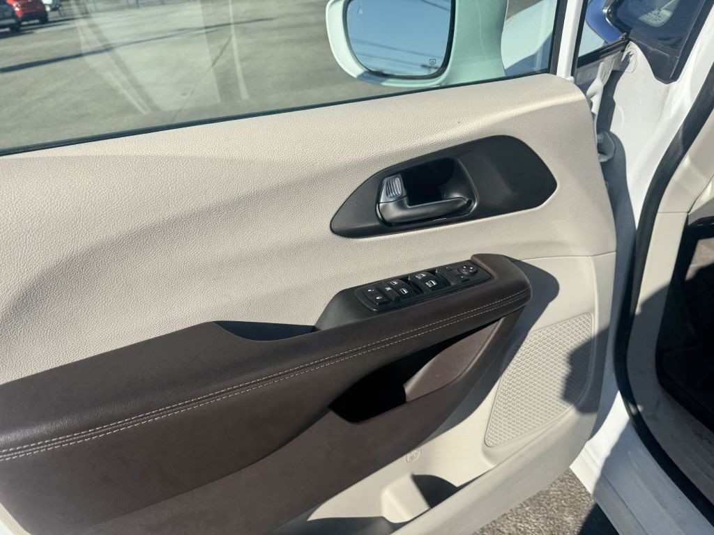 2019 Chrysler Pacifica Image 8