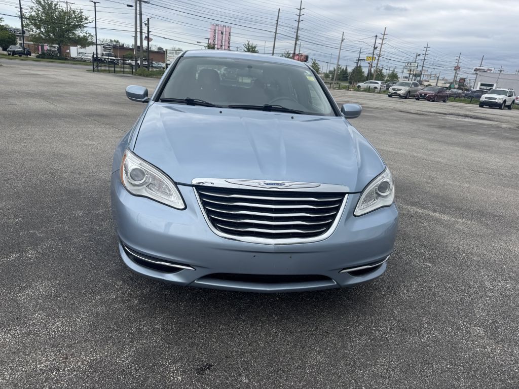 2013 Chrysler 200 Image 2