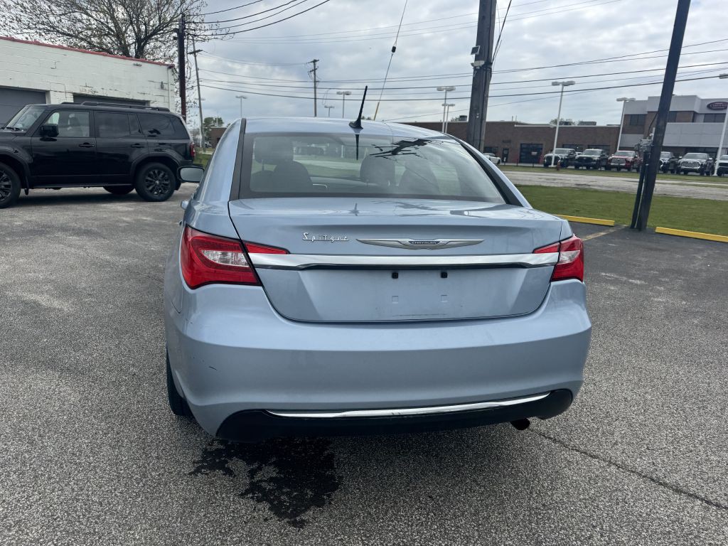 2013 Chrysler 200 Image 4