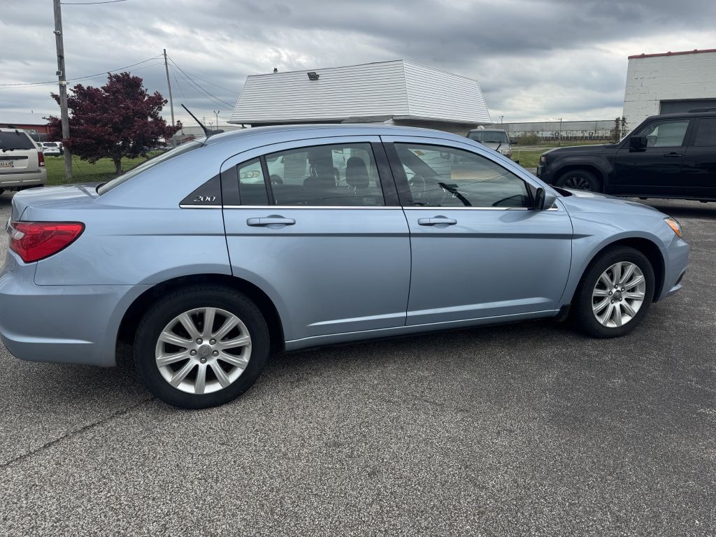 2013 Chrysler 200 Image 5