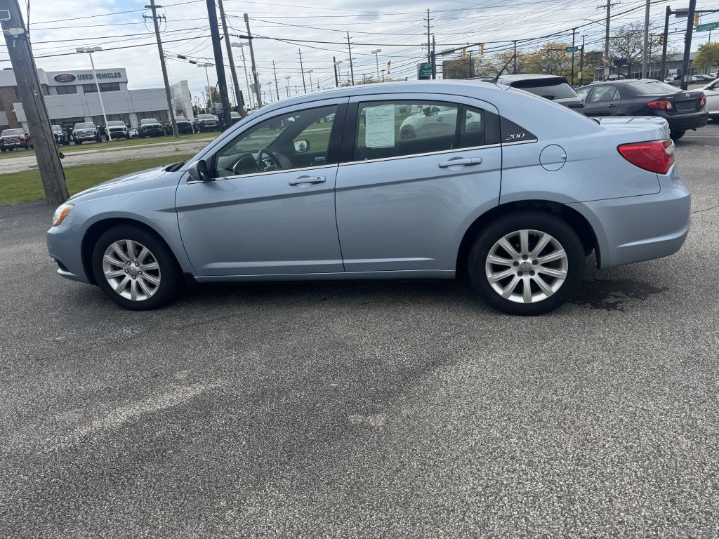 2013 Chrysler 200 Image 6