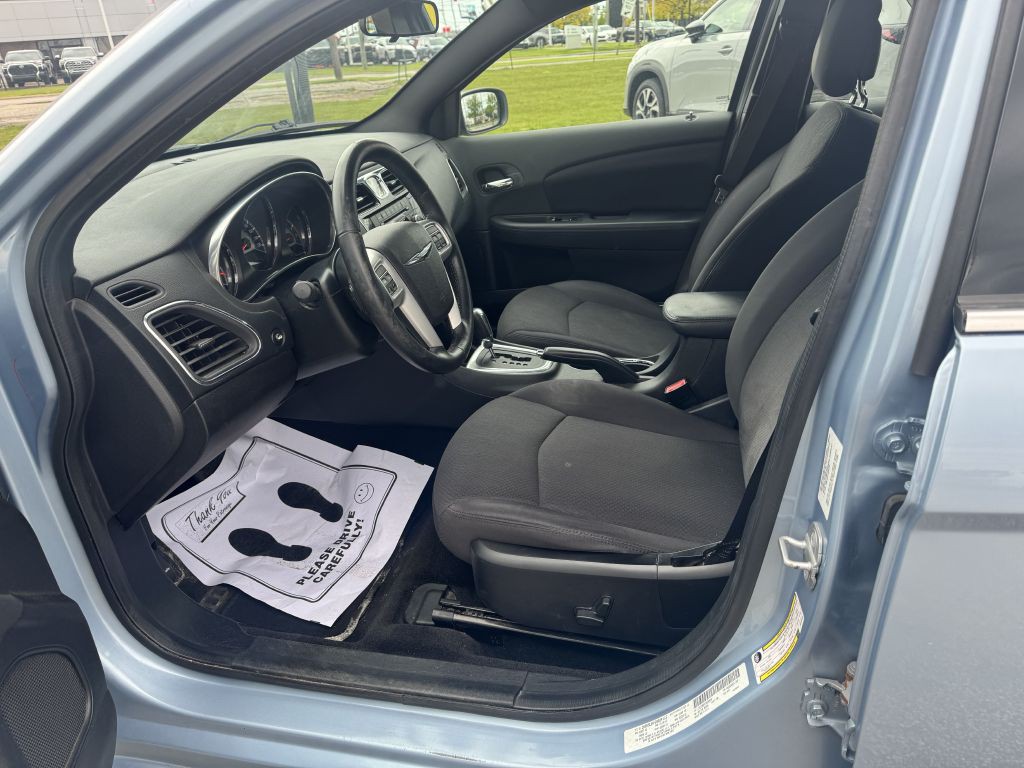 2013 Chrysler 200 Image 8
