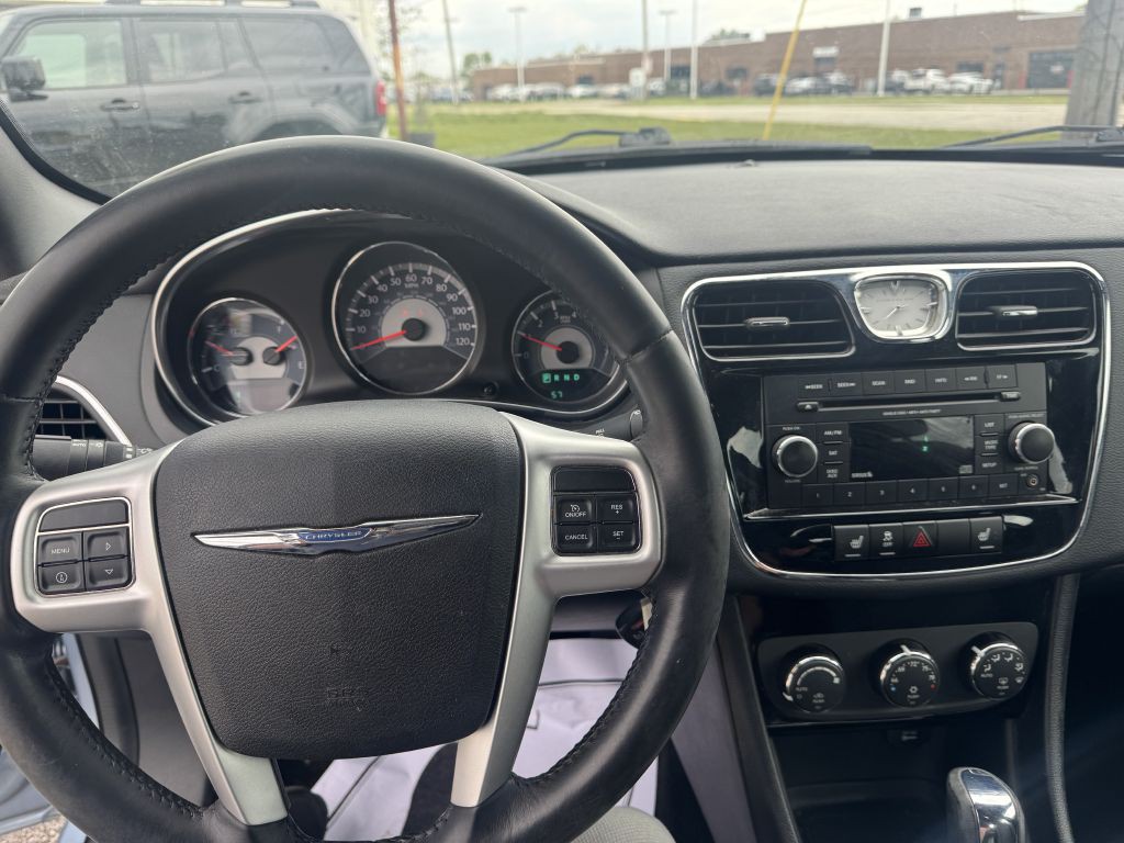 2013 Chrysler 200 Image 10