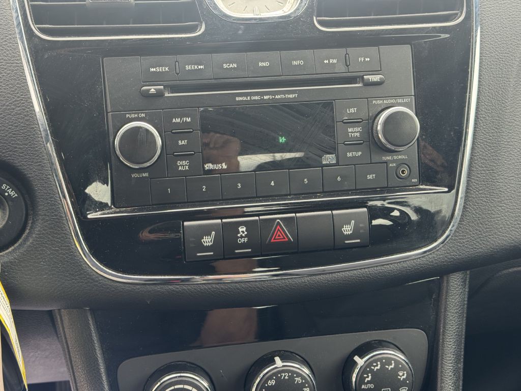 2013 Chrysler 200 Image 11
