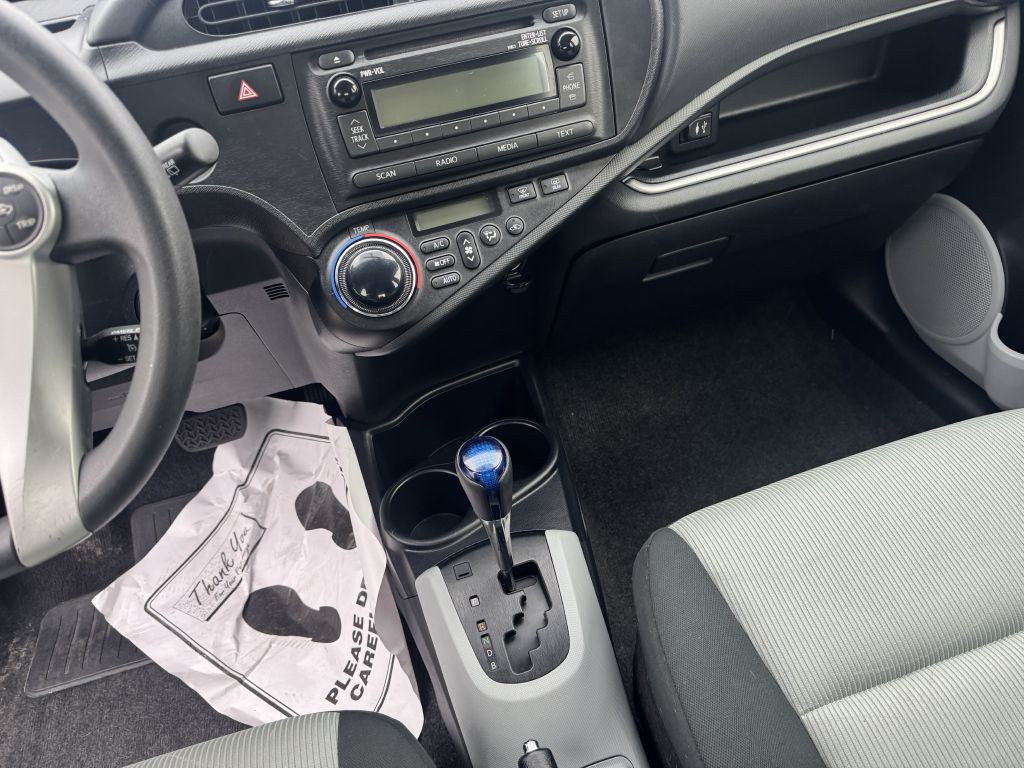 2014 Toyota Prius Image 13