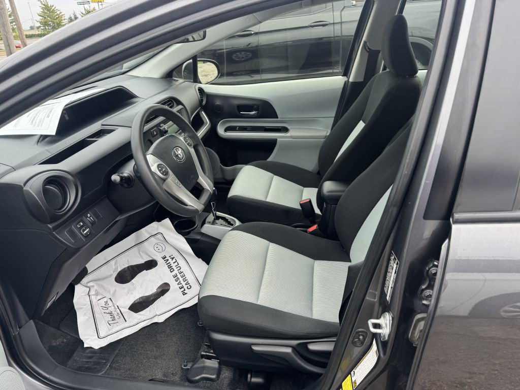 2014 Toyota Prius Image 15