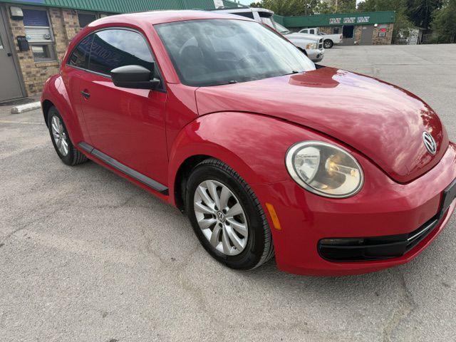 2015 Volkswagen Beetle Image 2