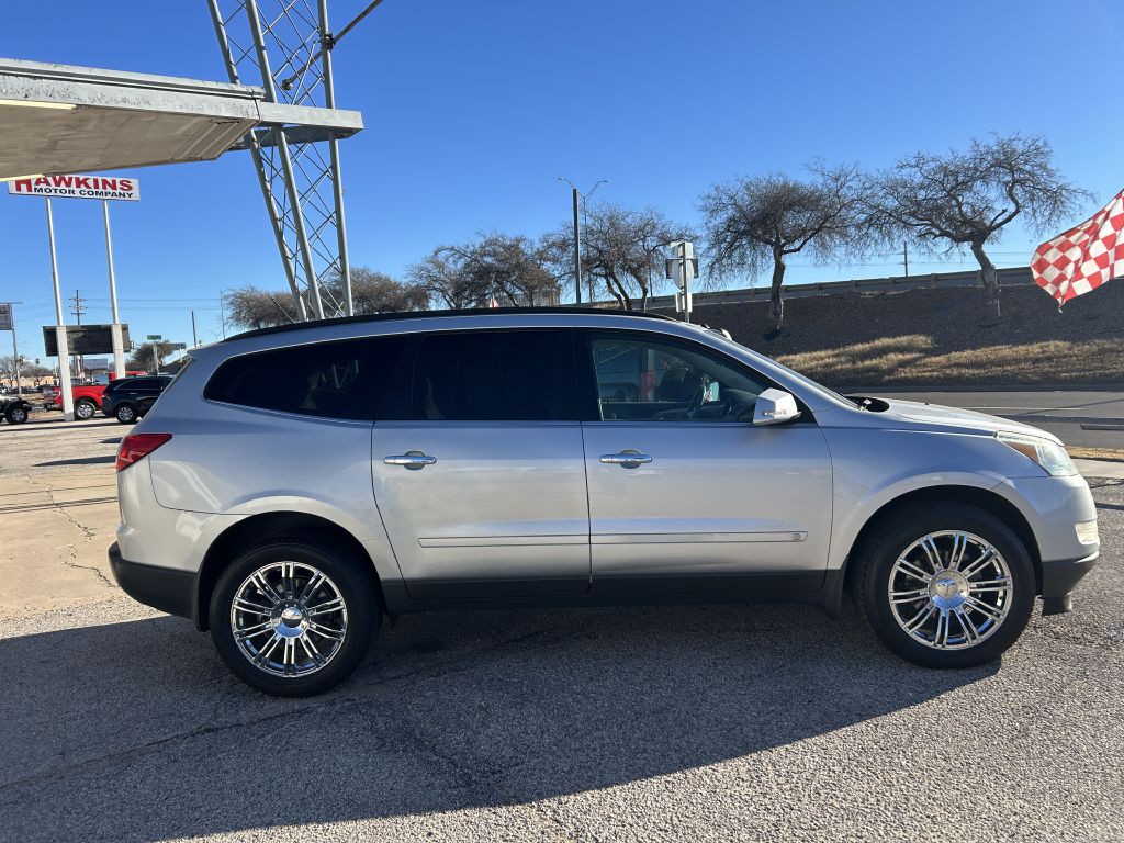 2010 Chevrolet Traverse Image 2