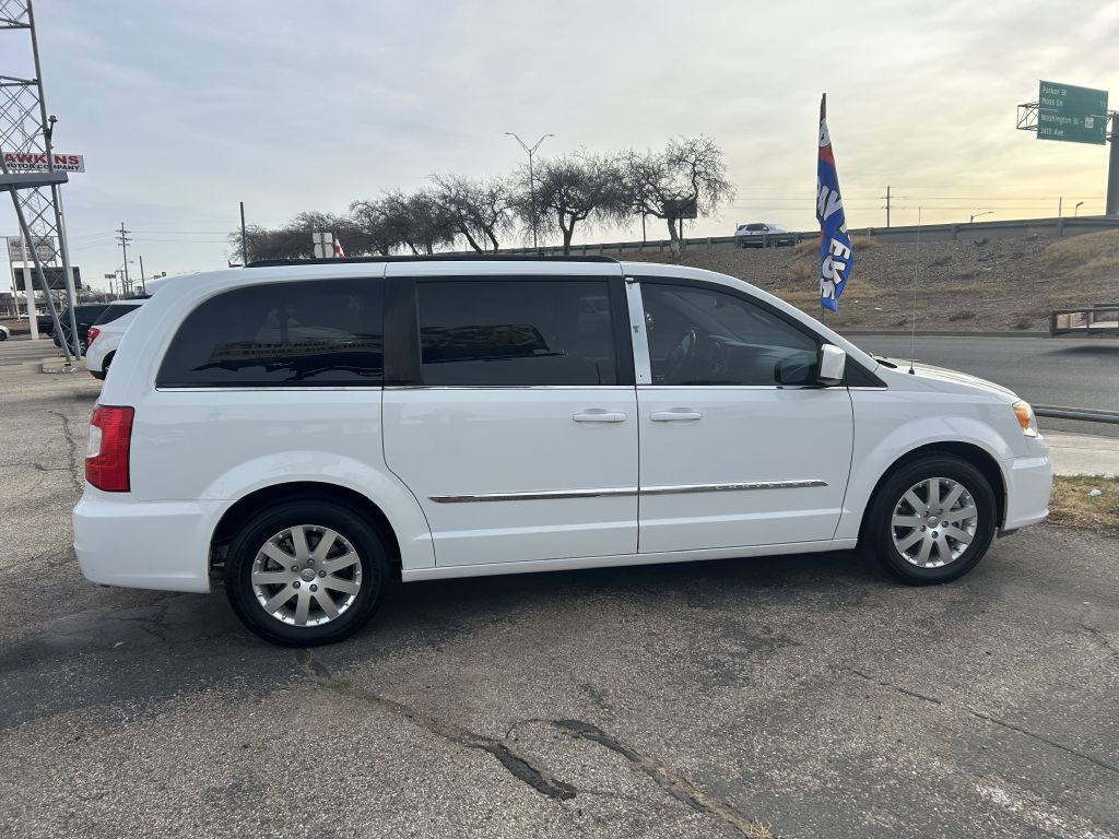 2014 Chrysler Town & Country Image 2
