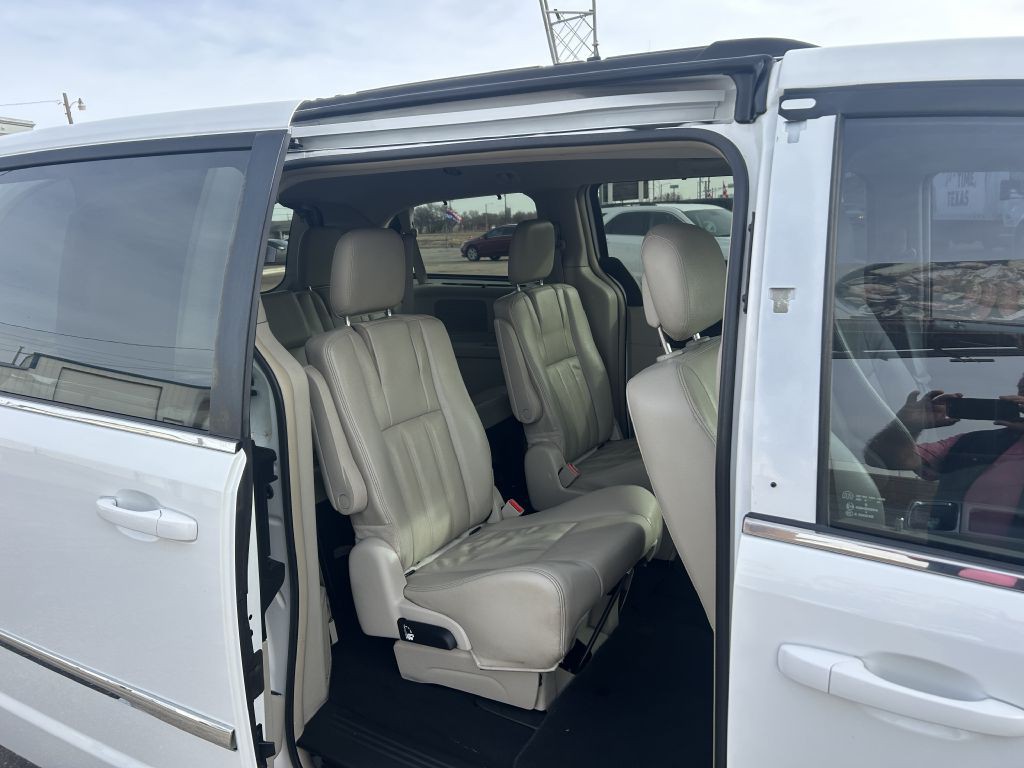 2014 Chrysler Town & Country Image 5