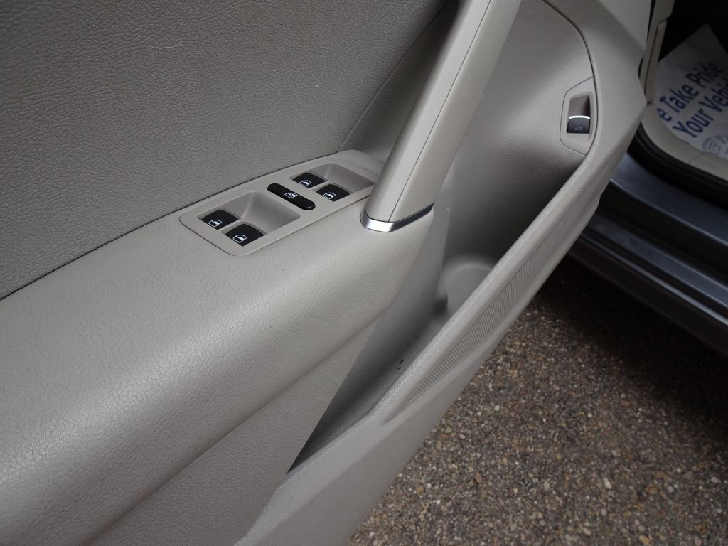 2016 Volkswagen Passat Image 19