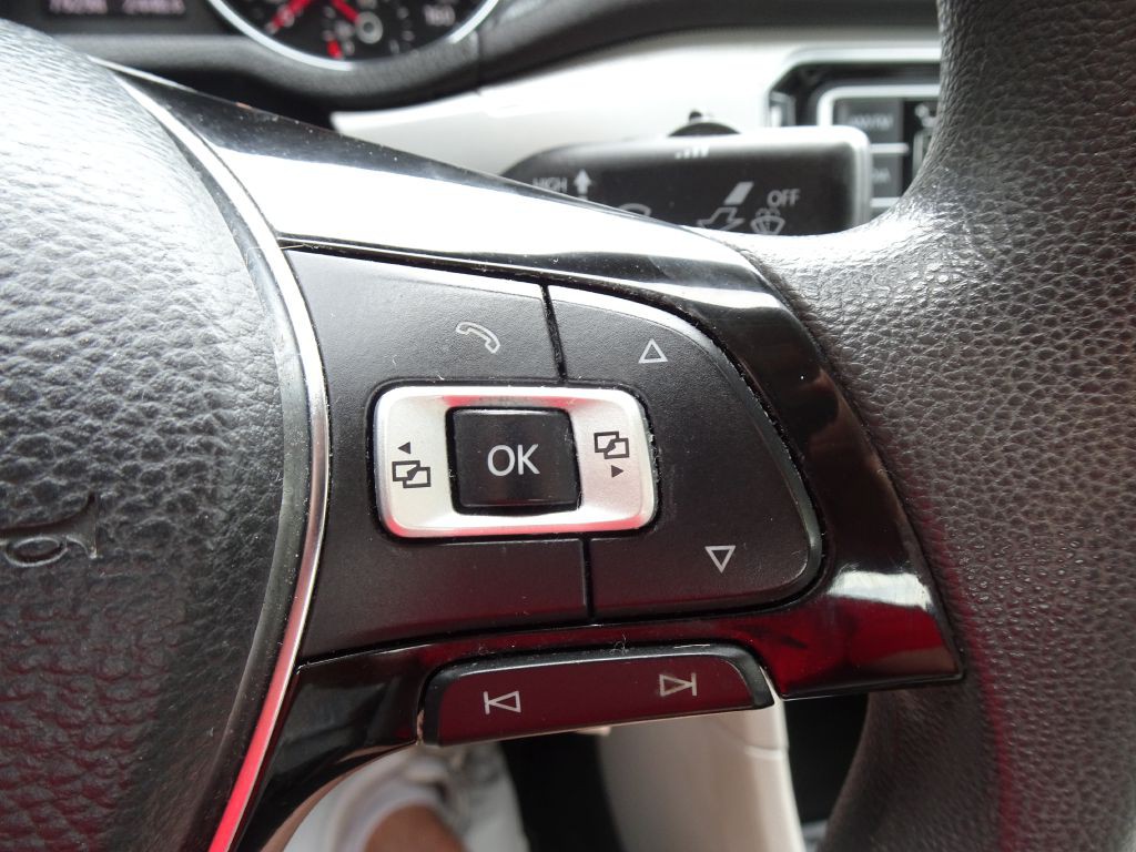 2016 Volkswagen Passat Image 24