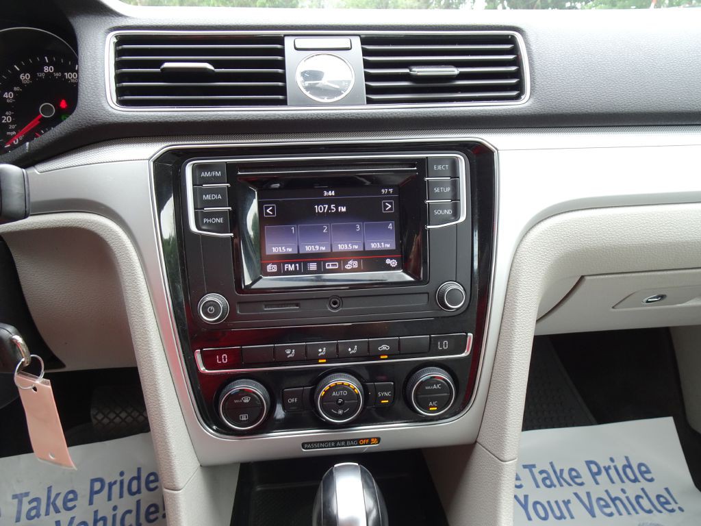 2016 Volkswagen Passat Image 26