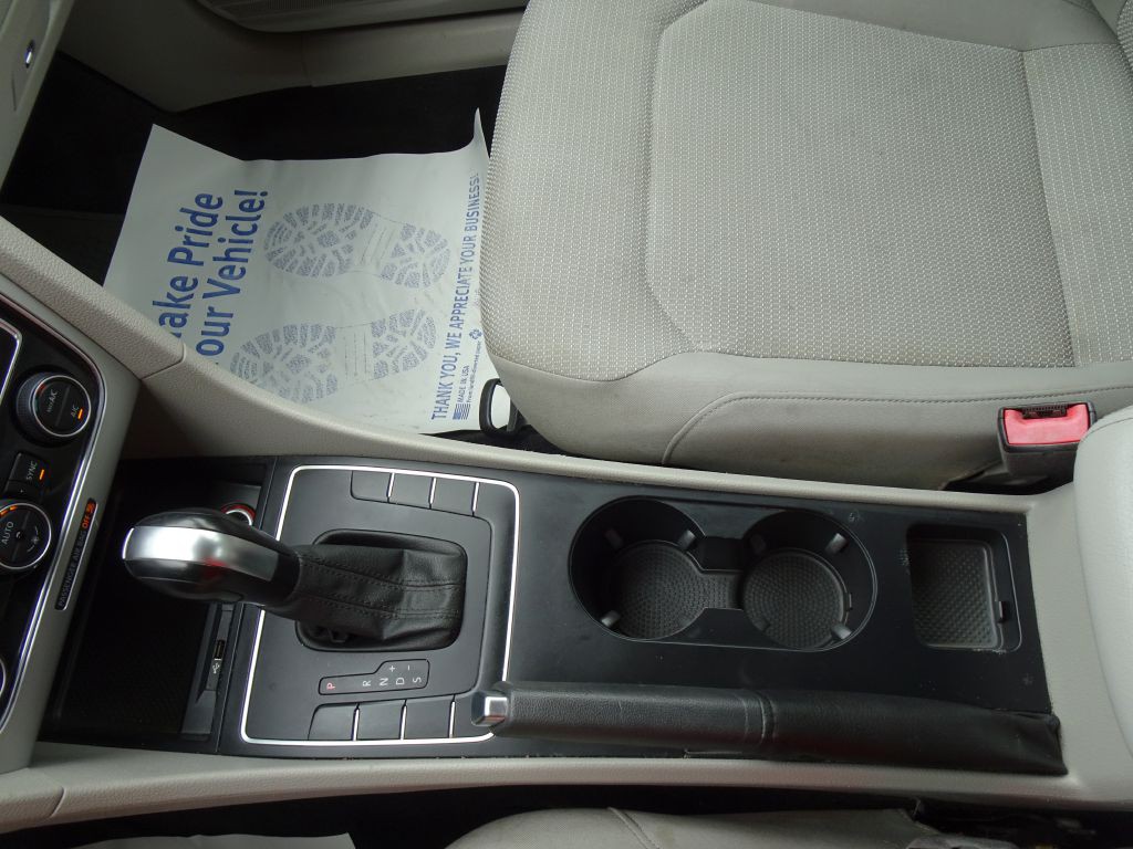 2016 Volkswagen Passat Image 28