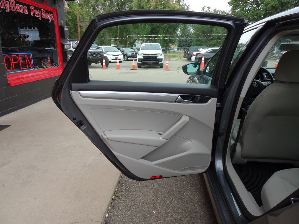 2016 Volkswagen Passat Image 30