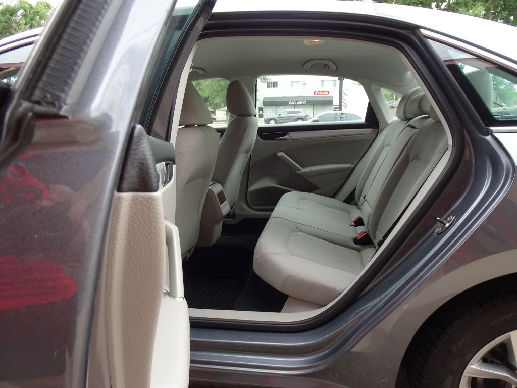 2016 Volkswagen Passat Image 32