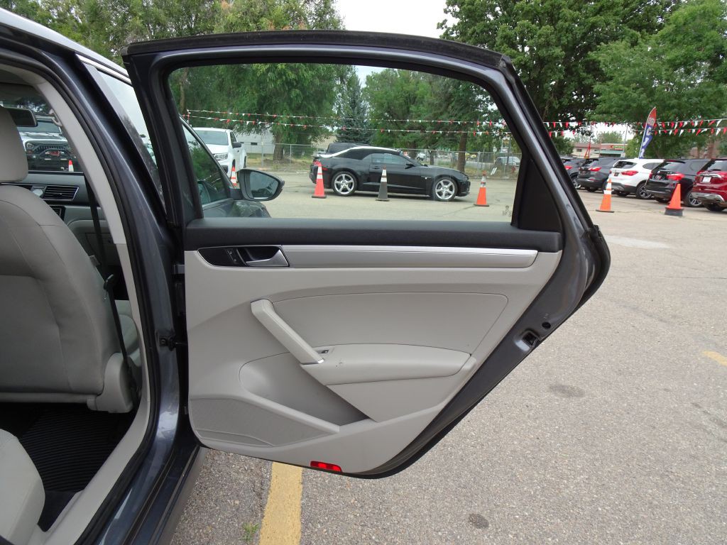 2016 Volkswagen Passat Image 37