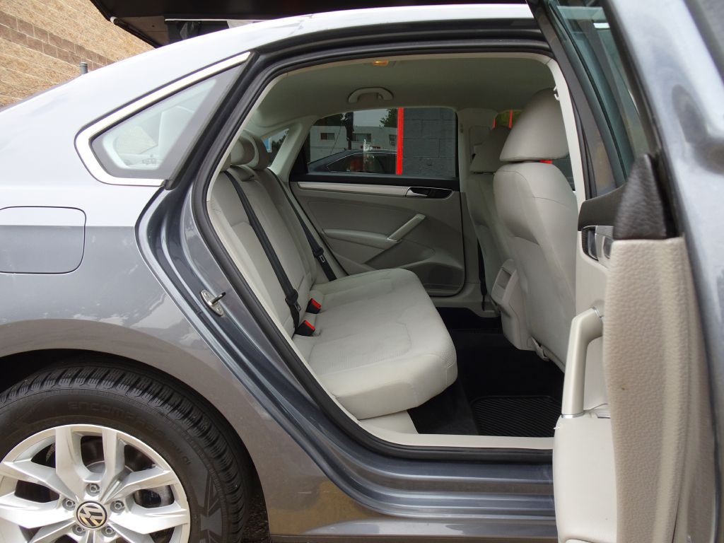 2016 Volkswagen Passat Image 39